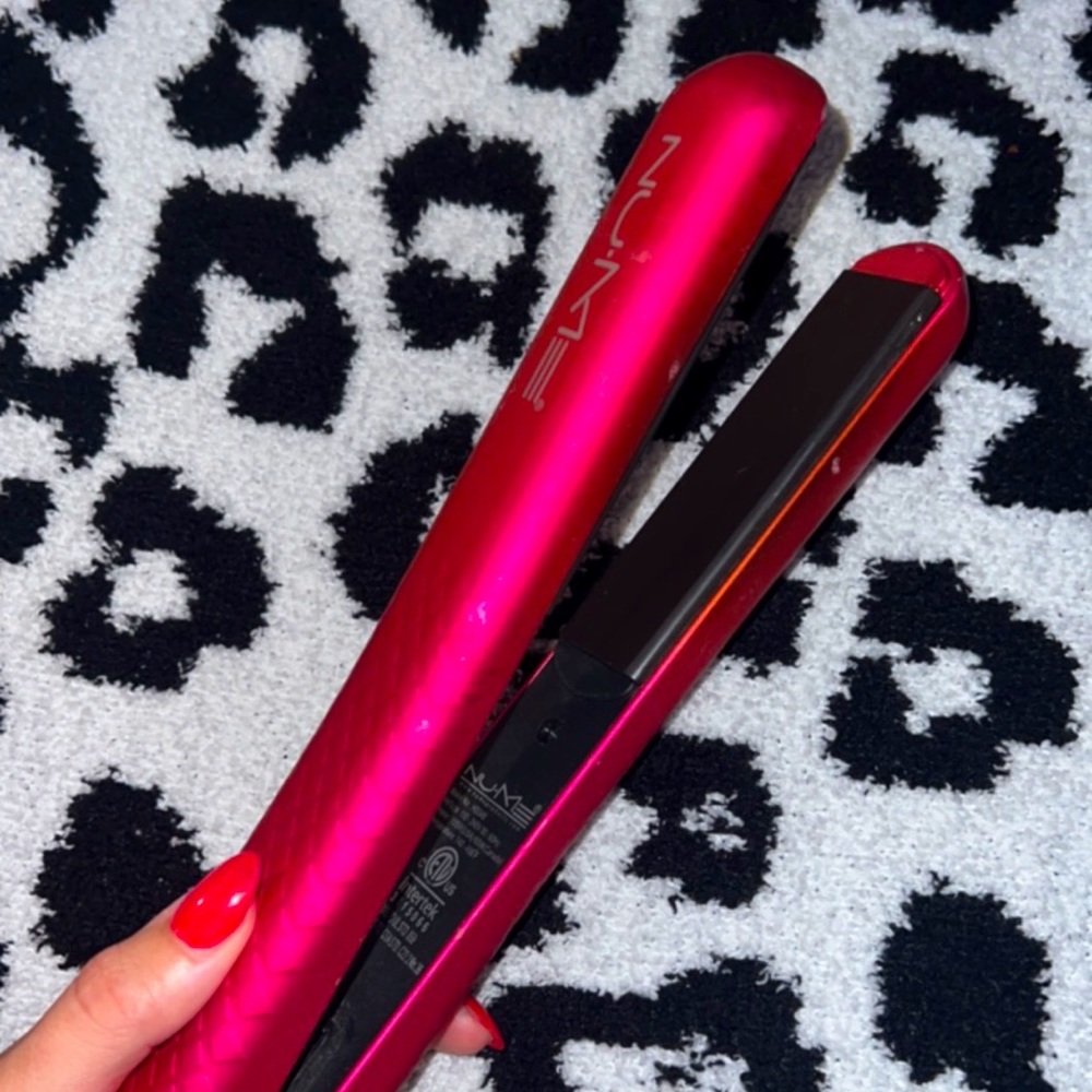 Pink Nume hair straightener
